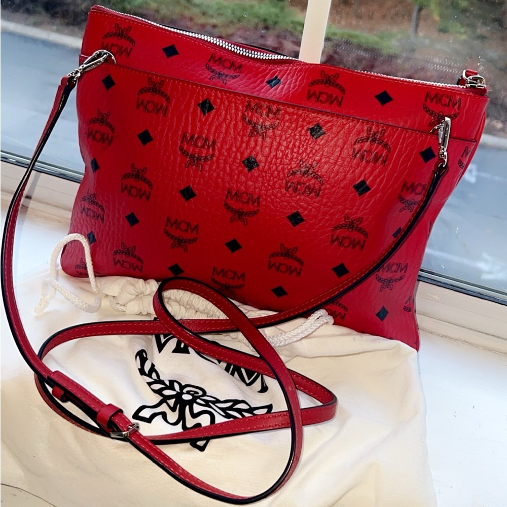 🛍️🛍️💫💫 MCM RED VISETOS Crossbody BAG
Pouch Clutch Removeable Strap🛍️🛍️💫💫